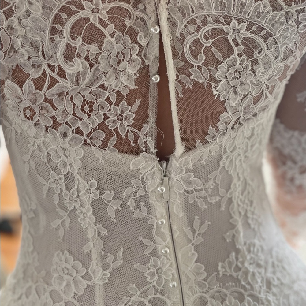 Monique Lhuillier Alexandra White Lace Wedding Dress - Picture 8 of 16
